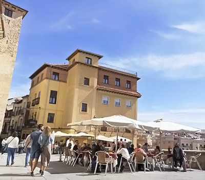 <p> 一個時代梟雄佛朗哥Francisco Franco要移靈去跟愛人長眠了，<br />
塞維亞Sevilla的水道橋高高在上護衛+餵養幾世紀的人民，<br />
伊莎貝拉女王從沒想過1000m高度的地靈人傑風水賜與她驅逐摩爾人的無敵利器。來走走囉！</p>
